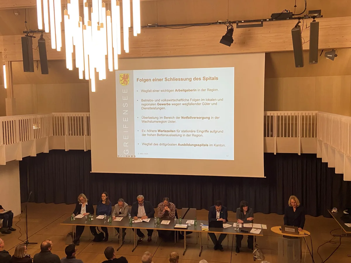 Gemeinderat von Greifensee vor einer Powerpoint Präsentation.